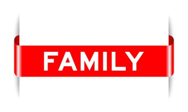 Beyaz arkaplanda aile kelimesini içeren kırmızı etiketli pankart