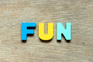 Ahşap zemin üzerinde kelime eğlence harfleriyle renk alfabesi harfi