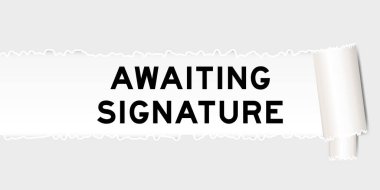 Parçalanmış parçanın altında imzasını bekleyen sözcük içeren yırtılmış gri kağıt arkaplanı