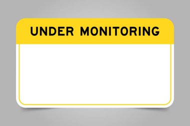 İzleme altında kelime ve beyaz kopya alanı, gri arkaplan üzerinde sarı başlıklı etiket pankartı