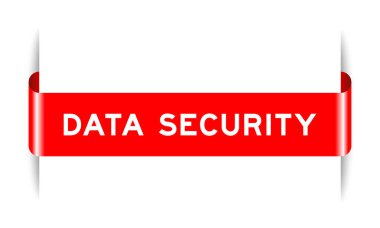 Beyaz arkaplanda kelime veri güvenliği ile birlikte kırmızı etiket etiketi eklendi