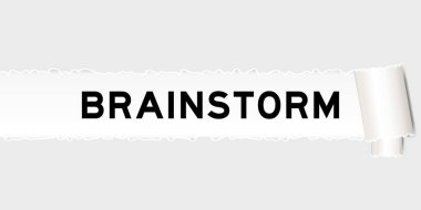 Parçalanmış parçanın altında kelime beyin fırtınası olan yırtılmış gri kağıt arkaplan