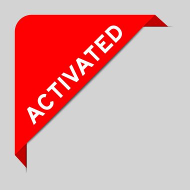 Gri arkaplanda kelime etkinleştirilmiş köşe etiketi afişinin kırmızı rengi