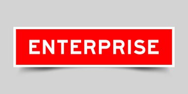 Gri arkaplana eklenmiş kelime girişimiyle kırmızı renk kare etiketi