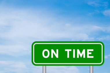 Mavi gökyüzünde beyaz bulut arkaplanlı yeşil renkli ulaşım işareti