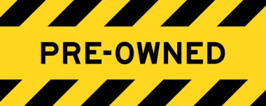 Sarı ve siyah renkli, çizgili etiket pankartı ve sözcüğün sahibi