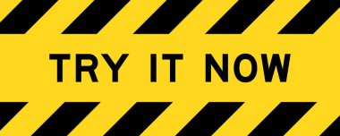 Sarı ve siyah çizgili etiket pankartı ile kelime ile şimdi deneyin