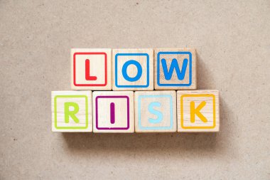 Alfabe harf bloğu tahta arka planda düşük risk