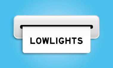 Mavi arkaplandaki makineden gelen düşük ışıklarla birlikte beyaz kupon pankartı