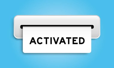 Mavi arkaplandaki makineden kelime etkinleştirilmiş beyaz kupon pankartı