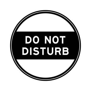 Kelimesi kelimesine siyah renkli mühür etiketi beyaz arka planda rahatsız etmeyin