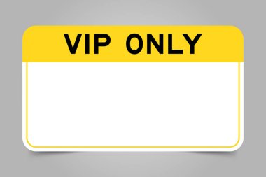 Sarı başlıklı etiket başlığı VIP (çok önemli kişinin kısaltması) ve gri arkaplanda beyaz kopya alanı