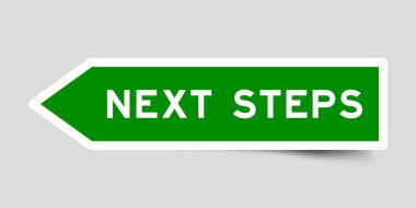 Gri arkaplandaki sonraki adımları içeren yeşil renkli ok şekli etiketi