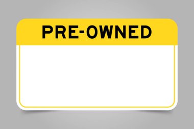 Gri arkaplanda önceden alınmış ve beyaz kopya alanı olan sarı başlıklı etiket pankartı