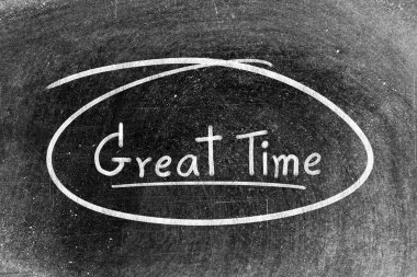 Beyaz tebeşirle yazılmış el yazısı. Tahta arka planda harika zaman ve daire şeklinde.