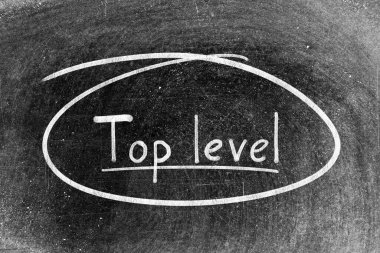 Beyaz tebeşirle yazılmış el yazısı üst seviye ve karatahta arkaplan üzerinde daire şekli