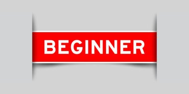 Gri arkaplana eklenmiş sözcük başlatıcı içeren kırmızı renk kare biçimindeki etiket