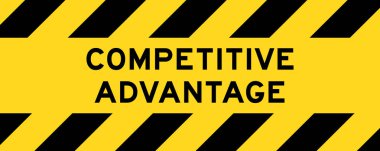 Sarı ve siyah renkli çizgili etiket pankartı kelime rekabetçi avantajlı