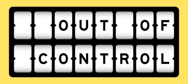 Sarı arkaplan ile slot pankartı üzerinde kontrol dışı siyah renk