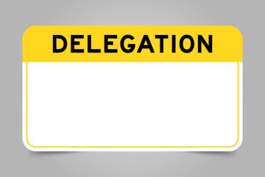 Kelime delegasyonu ve beyaz kopya alanı ile gri arkaplan üzerinde sarı başlıklı etiket pankartı