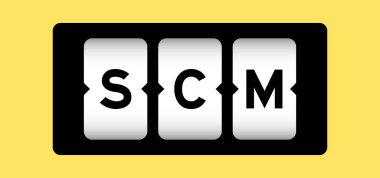 Sarı arkaplanlı slot pankartıyla SCM (Tedarik zinciri yönetiminin kısaltılması) sözcüklerindeki siyah renk