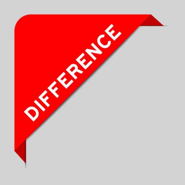 Gri arkaplanda kelime farkı olan köşe etiketinin kırmızı rengi