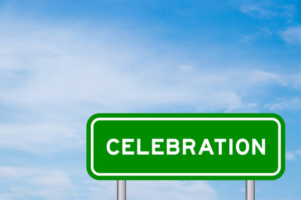 Зеленый цвет транспортного знака со словом празднование на голубом небе с белым фоном облака