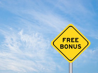 Sarı taşıma işareti ile mavi renkli gökyüzü arka planında kelime ücretsiz bonus