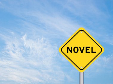 Mavi gökyüzü arkaplanı üzerine kelime romanı içeren sarı taşıma işareti