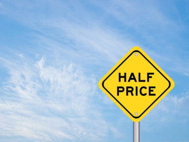 Mavi gökyüzü arka planında kelime yarı fiyatına sarı taşıma işareti