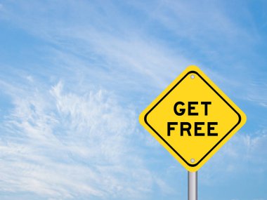 Kelime ile sarı taşıma işareti mavi gökyüzü arka planında ücretsiz olsun