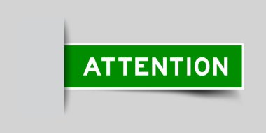 Gri arkaplana eklenmiş kelime dikkat ile yeşil renkli kare biçimindeki etiket