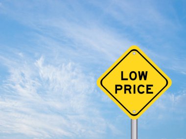 Mavi gökyüzü arka planında düşük fiyatlı sarı taşıma işareti