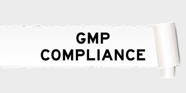 Parçalanmış parça altında GMP (İyi üretim pratiği) sözcüğüne sahip yırtılmış gri kağıt arkaplanı