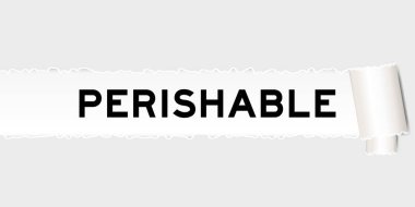 Parçalanmış parçanın altında bozulabilir sözcüğe sahip yırtılmış gri kağıt arkaplanı