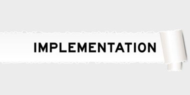 Parçalanan bölümün altında kelime uygulaması olan yırtılmış gri kağıt arkaplan