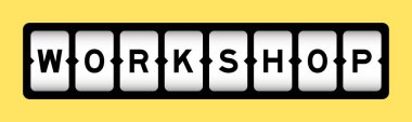 Sarı arkaplanlı slot pankartıyla kelime atölyesinde siyah renk
