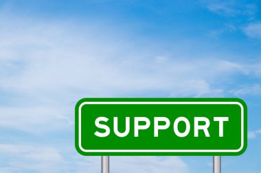 Beyaz bulutlu mavi gökyüzünde kelime desteğiyle yeşil renk taşıma işareti