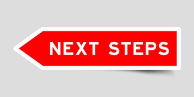 Kırmızılı ok şekli etiketi ile gri arkaplanda sonraki adımlar