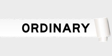 Yırtılmış gri kağıt arkaplanı, yırtık bölümün altında sıradan sözcükler barındırıyor