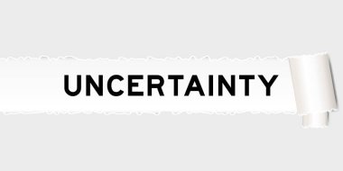 Parçalanmış parçanın altında kelime belirsizliği olan yırtılmış gri kağıt arkaplan