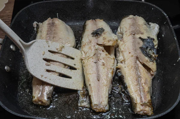 Kucharz Smaży Tęczową Rybę Pstrąga Patelni — Zdjęcie stockowe