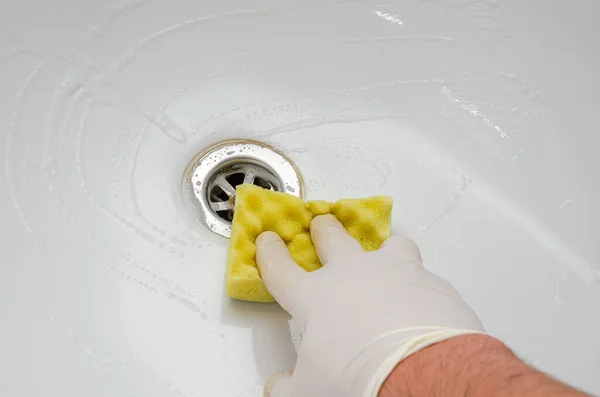 Governanta Lavar Uma Banheira Com Produtos Químicos Domésticos Banheiro — Fotografia de Stock