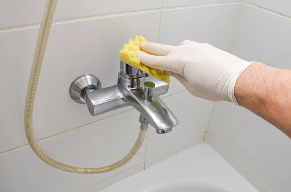 浴室内の家庭用化学物質で水蛇口を洗う家政婦 — ストック写真