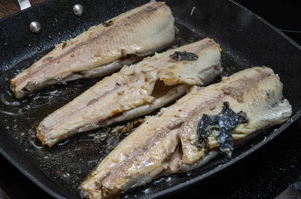 Cocinero Fríe Pescado Trucha Arco Iris Una Sartén —  Fotos de Stock