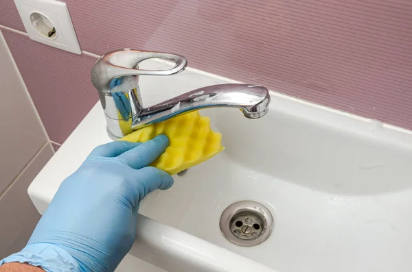 管家用清洁剂清洗洗脸盆和水龙头 — 图库照片
