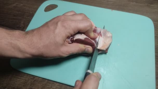 Der Koch Schneidet Lamm Mit Einem Messer Auf Einem Schneidebrett — Stockvideo