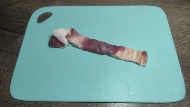 厨师在切菜板上用刀切羊肉 — 图库视频影像