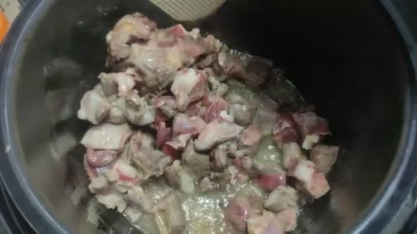 Aşçı Çoklu Pişirme Tavasında Kuzu Eti Kızartır — Stok video