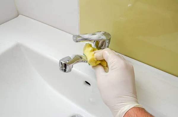 Husholderske Vask Håndvask Vandhane Med Rengøringsmiddel - Stock-foto
